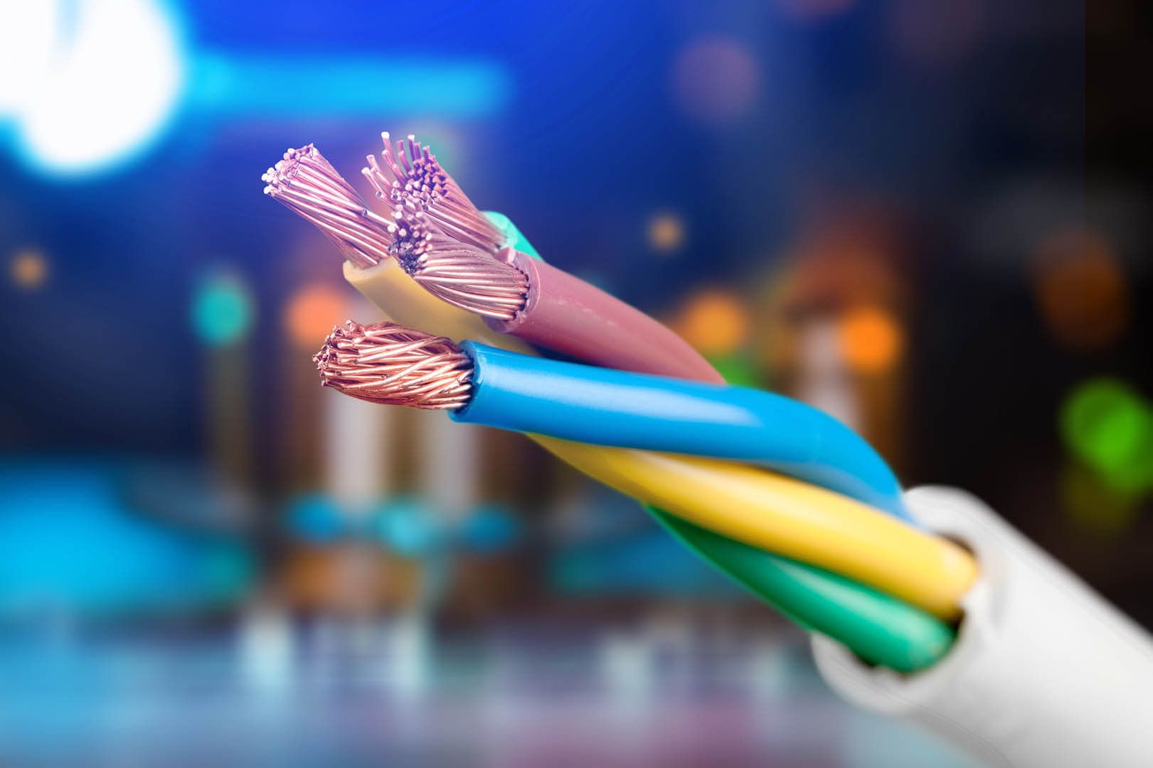 Nahaufnahme von mehrfarbigen elektrischen Drähten mit Isolation vor einem unscharfen Hintergrund.
